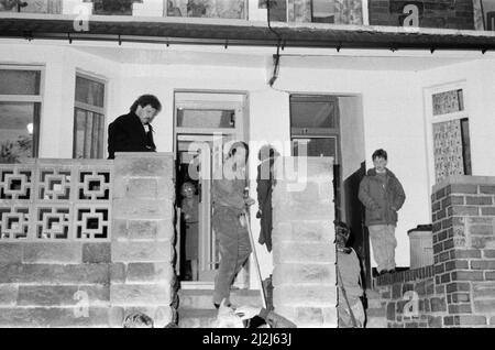 Tom Jones ist wieder zu Hause in Pontypridd, Wales. Tom besucht das Haus, in dem er geboren wurde - 57 Kingsland Terrace, Treforest. 2.. Dezember 1987. Stockfoto