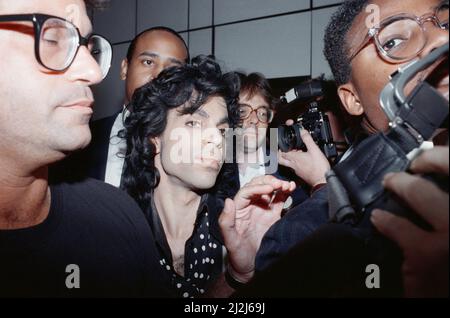 Der amerikanische Popstar Prince kommt vor seinen Konzerten in der Wembley Arena auf seiner Lovesexy-Tour am Flughafen Heathrow in London an.24.. Juli 1988. Stockfoto