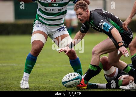 Treviso, Italien. 02. April 2022. Jack Carty (Connacht Rugby) während Benetton Rugby vs Connacht Rugby, United Rugby Championship match in Treviso, Italien, April 02 2022 Credit: Independent Photo Agency/Alamy Live News Stockfoto