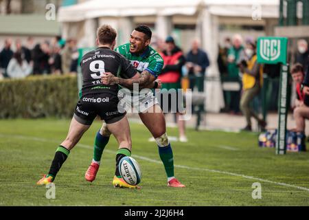 Treviso, Italien. 02. April 2022. Monty Ioane (Benetton Rugby) und Kieran Marmion (Connacht Rugby) während Benetton Rugby vs Connacht Rugby, United Rugby Championship Match in Treviso, Italien, April 02 2022 Credit: Independent Photo Agency/Alamy Live News Stockfoto