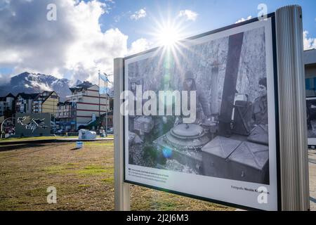 Ushuaia, Argentinien. 01. April 2022. Ein historisches Bild des Falklandkrieges ist im Stadtzentrum zum 40.. Jahrestag des Starts des Falklandkrieges zu sehen. Die Neueröffnung der Kapsel ist für 2082 geplant. Am 2. April 1982 griffen argentinische Truppen die Falklandinseln an, die seit 1833 von Großbritannien regiert werden. Im Jahr 2022 erneuerte der argentinische Präsident Fernandez den Anspruch des südamerikanischen Landes auf das britische Überseegebiet. Quelle: Joel Reyero/dpa/Alamy Live News Stockfoto