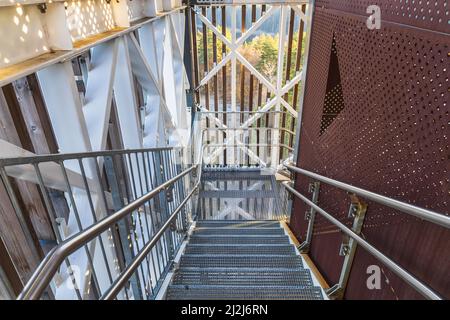 Stahlkonstruktion mit Stahlgeländern und Fallschutz Stockfoto