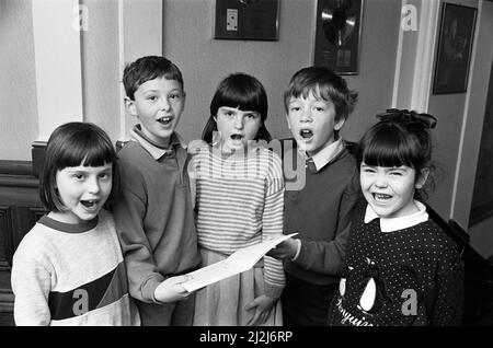 Mit guter Stimme kennt Mirfield die Jugendlichen der First School, von links: Laura Coates, Scott Croisdale, Helen Shires, Stephen Ashworth und Laura Tennant während des Kirklees Primary School Music Festivals im Huddersfield Town Hall. 22.. März 1988. Stockfoto