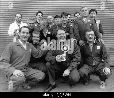 Die Nachwahl 1988 in Glasgow Govan fand am 10.. November 1988 statt, nachdem Bruce Millan nach seiner Ernennung zum EU-Kommissar als Abgeordneter für den Wahlkreis zurückgetreten war. Das Ergebnis wurde für die Labour Party als peinlich angesehen, da der ehemalige Labour-Abgeordnete Jim Sillars mit einer Mehrheit von 3.554 Stimmen und einem großen Umschwung von Labour zur SNP den Sitz der Scottish National Party gewann. Unser Bild Zeigt ... Jim Sillars SNP-Kandidat auf dem Wahlkampfweg, genießt eine Tasse Kaffee in einer Maschinenfabrik, Mittwoch, 9.. November 1988. Stockfoto