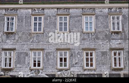 Sgraffitohaus auf dem Hauptplatz in Retz, Österreich Stockfoto