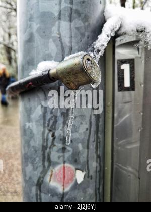 München, Bayern, Deutschland. 2. April 2022. Schnee und Eis sammeln sich auf einer Fahrradschleuse in München. (Bild: © Sachelle Babbar/ZUMA Press Wire) Stockfoto