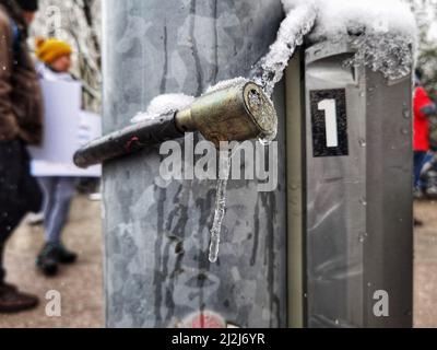 München, Bayern, Deutschland. 2. April 2022. Schnee und Eis sammeln sich auf einer Fahrradschleuse in München. (Bild: © Sachelle Babbar/ZUMA Press Wire) Stockfoto