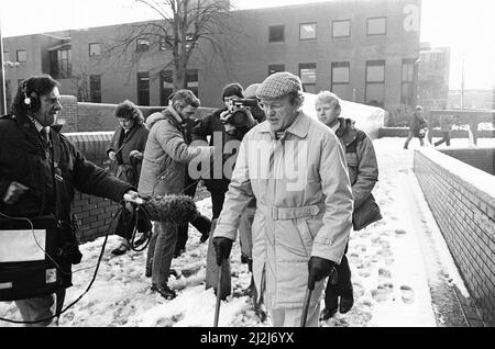 Szenen vor dem Crown Court von Leicester, nachdem Colin Pitchfork am Freitag, den 22.. Januar 1988, nach der Zulassung der separaten Morde an Lynda Mann im Alter von 15 (1983) und Dawn Ashworth im Alter von 15 (1986) zu lebenslanger Haft verurteilt worden war. Er war der erste, der aufgrund von DNA-Fingerabdrücken wegen Mordes verurteilt wurde und der erste, der infolge eines DNA-Massenscreenings gefangen wurde. Unser Bild zeigt ... Szenen vor Gericht. Stockfoto