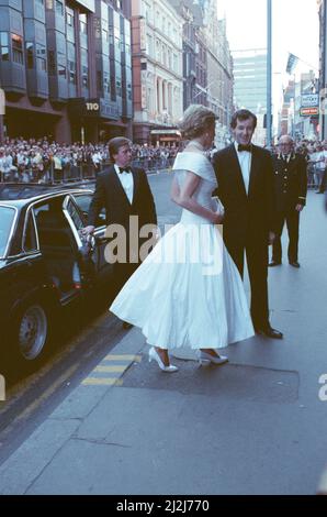 Prinzessin Diana, die Prinzessin von Wales, nimmt an der Aufführung des Balletts La Bayadere im London Coliseum in London Teil. Ken Wharfe, Dianas Leibwächter, hält die Autotür für sie offen. Bild aufgenommen am 18.. Juli 1988 Stockfoto