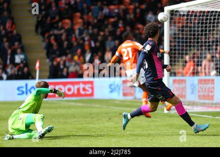 Brennan Johnson (rechts) von Nottingham Forest erzielt beim Sky Bet Championship-Spiel im Bloomfield Road Stadium, Blackpool, das dritte Tor ihrer Spielmannschaft. Bilddatum: Samstag, 2. April 2022. Stockfoto