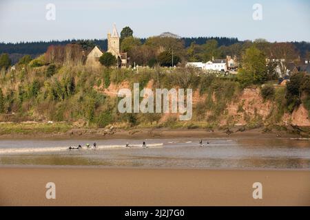 Arlingham, Gloucestershire. Vereinigtes Königreich. 2. April 2022. Surfer trotzen dem kalten Wasser des Flusses Severn in Spring Tide, um die Severn-Bohrung zu erwischen. Ein natürliches Phänomen, das auftritt, wenn die Flut sich gegen den ausströmenden Fluss zurückdrückt und eine Welle erzeugt. Arlingham. Gloucestershire. Vereinigtes Königreich. 2. April 2022. Bild von: Alexander Caminada. Quelle: Alexander Caminada/Alamy Live News Stockfoto