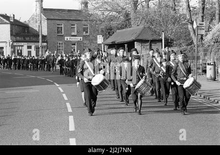 Auf der Parade... Boys' Brigade Companies der Pennine Division des Yorkshire Bataillons nahmen an einer Parade in Mirfield Teil. Die Bands der Firmen Mirfield und Harrogate spielten, als sie zu einem Gottesdienst in der Hopton United Reformierten Kirche marschierten, der von der Rev Frank Hall geleitet wurde. Wer ist auch Kaplan der 1. Mirfield Company? Und der Rev Michael Wear, der Bataillonpfarrer und ein ehemaliger Hopton-Klosterkirche. Außerdem gab es die Abgeordnete von Dewsbury, Ann Taylor, während der stellvertretende Bürgermeister von Kirklees, Clr Leonard Drake, nach dem Gottesdienst den Gruß übernahm. 30.. Oktober 1988. Stockfoto