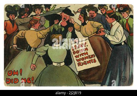 Originale, aus der Zeit der Edwardianer stammende, farbige Comic-Postkarte einer Menge wütender, gewalttätiger Suffragetten, die gleiche Rechte wie Männer wollen, einen Mann mit einem Plakat bedrängen, auf dem „Ich sage runter mit Frauenrechten“ steht, datiert/veröffentlicht am 5. September 1907, Großbritannien Stockfoto