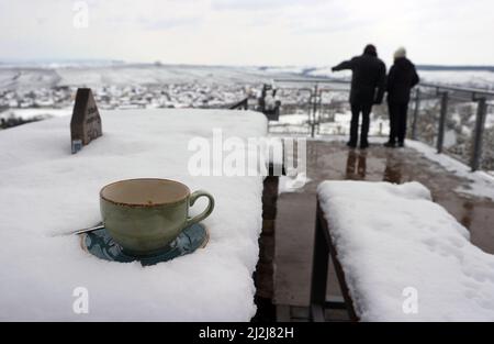 Escherndorf, Deutschland. 02. April 2022. Eine Kaffeetasse steht auf dem verschneiten Tisch eines Ausflugsrestaurants über dem Main Loop. Quelle: Karl-Josef Hildenbrand/dpa/Alamy Live News Stockfoto