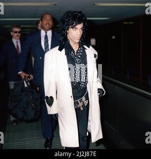 Amerikanischer Popstar Prince am Flughafen Heathrow. Im Vorfeld seiner Konzerte in Großbritannien für seine Lovesexy-Tournee. 24.. Juli 1988.der amerikanische Popstar Prince am Flughafen Heathrow, vor seinen Konzerten in Großbritannien für seine Lovesexy-Tour. 24.. Juli 1988. Stockfoto