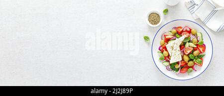 Bannersalat. Griechischer oder Horiatiki-Salat mit frischem Gemüse und Feta-Käse, mit Olivenöl, Salat der traditionellen griechischen Küche. Draufsicht. Banne Stockfoto