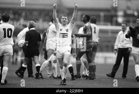 Football League Centenary Tournament, auch bekannt als Mercantile Credit Football Festival, ein freundliches Turnier, das vom 16.. Bis 17.. April 1988 im Wembley Stadium zur Feier des 100.. Geburtstages der Football League stattfand. 12 Teams nahmen an dem Turnier Teil. Der erste Wettkampftag bestand aus den Eröffnungsrunden und den Viertelfinals und bestand aus 40-minütigen Spielen. Unser Bild zeigt ... Eröffnungsrunde Spiel Aktion, Samstag 16. April 1988. Stockfoto