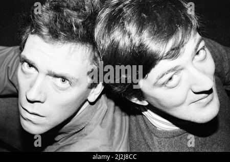Das Bild zeigt den riesigen Laurie (links) und Stephen Fry (rechts) Fry und Laurie sind ein erfolgreicher englischer Comedy-Doppelakt, der hauptsächlich in den Jahren 1980s und 1990s aktiv war. Foto aufgenommen - 29.. Januar 1987 Stockfoto