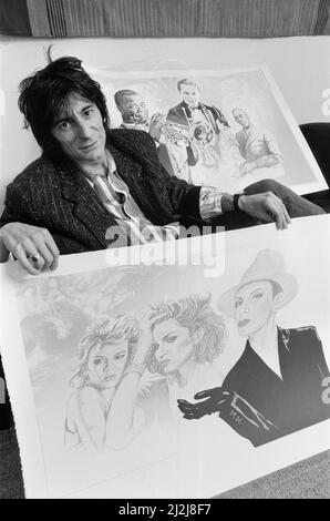 Ronnie Wood, abgebildet 1987 mit seinen Zeichnungen. Diese Zeichnungen würden schließlich in Farbe gemalt werden. Auf diesem Bild hält Ronnie seine Zeichnung von Kim Wilde (links) Madonna (Mitte) und Annie Lennox (rechts). Musiker aus dem Jahr 1980s. Im Hintergrund Louis Armstrong (links) Leon Bismark 'Bix' Beiderbecke (Mitte) und Bunk Johnson (rechts). Alle Musiker vom 1930s. Bild aufgenommen am 20.. Oktober 1987 Stockfoto