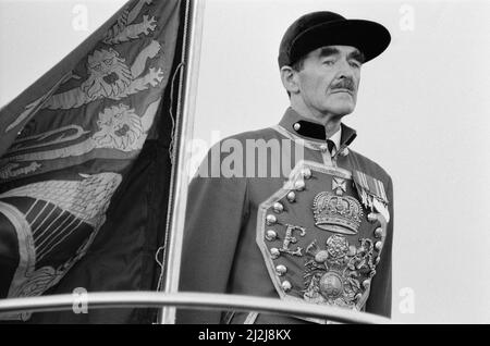 Queen Elizabeth II eröffnet den London City Airport im Osten Londons. Das Bild zeigt eine königliche Seite der Königin mit der Royal Standard Flagge bei der Eröffnungszeremonie. Der London City Airport ist ein internationaler Flughafen in London. Es befindet sich in den Royal Docks im Londoner Stadtteil Newham, etwa 11 km (6,9 Meilen) östlich der City of London. Es verfügt über eine einzige 1.500-Meter-Start- und Landebahn der Flughafen wurde erstmals 1981 von Reg ward vorgeschlagen, der als Chief Executive der neu gegründeten London Docklands Development Corporation (LDDC) für die Regeneration des Gebiets verantwortlich war. Konstruktio Stockfoto