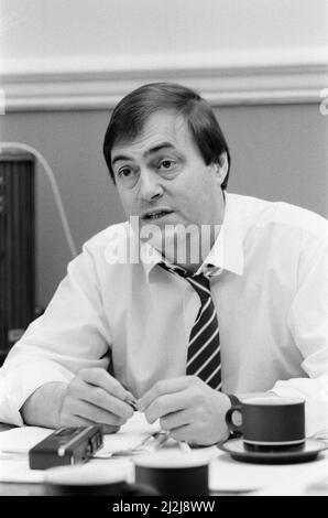 John Prescott MP, Mitglied des Parlamentes für Hull East und Schattenminister für Verkehr, im Büro, London, Donnerstag, 14.. April 1988. Stockfoto