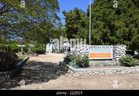 SANTA ANA, KALIFORNIEN - 10. MÄRZ 2022: Schild und Grundstück im Heritage Musem of Orange County, das sich der Erhaltung, Förderung und Wiederherstellung des Ihr widmet Stockfoto