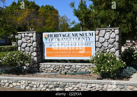 SANTA ANA, KALIFORNIEN - 10. MÄRZ 2022: Schild am Heritage Musem of Orange County. Das Museum widmet sich der Erhaltung, Förderung und Wiederherstellung des h Stockfoto