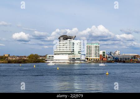 Cardiff Bay Lake und das St Davids Hotel and Apartments im Hintergrund Stockfoto