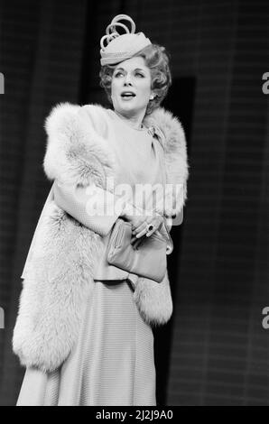 Jill Gascoine spielt als Dorothy Brock im West End Musical 42. Street, das im April 1987 im Theatre Royal Drury Lane in London eröffnet wurde. Jill ist vor allem für ihre Rolle als Maggie Forbes in der TV-Serie The Gentle Touch bekannt. Bild aufgenommen am 6.. April 1987 Stockfoto