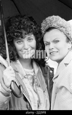 Victoria Wood, wie im Fernsehen gesehen, Fernsehserien, Outdoor-Dreharbeiten Comedy-Skizzen von Acorn Antiques, eine Parodie einer Low-Budget-Seifenoper, die in der Show erscheinen. Juni 1987. Im Bild Victoria Woods und Julie Walters. Stockfoto