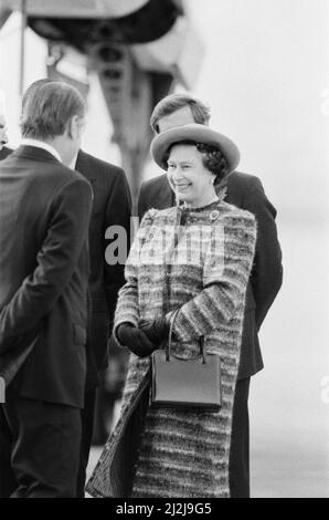 Queen Elizabeth II eröffnet den London City Airport im Osten Londons, wo die Queen mit Flughafenmitarbeitern und Beamten über die Eröffnung des London City Airport spricht. Der London City Airport ist ein internationaler Flughafen in London. Es befindet sich in den Royal Docks im Londoner Stadtteil Newham, etwa 11 km (6,9 Meilen) östlich der City of London. Es verfügt über eine einzige 1.500-Meter-Start- und Landebahn der Flughafen wurde erstmals 1981 von Reg ward vorgeschlagen, der als Chief Executive der neu gegründeten London Docklands Development Corporation (LDDC) für die Regeneration des Gebiets verantwortlich war. Konstruktion Stockfoto