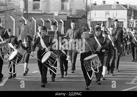 Auf der Parade... Boys' Brigade Companies der Pennine Division des Yorkshire Bataillons nahmen an einer Parade in Mirfield Teil. Die Bands der Firmen Mirfield und Harrogate spielten, als sie zu einem Gottesdienst in der Hopton United Reformierten Kirche marschierten, der von der Rev Frank Hall geleitet wurde. Wer ist auch Kaplan der 1. Mirfield Company? Und der Rev Michael Wear, der Bataillonpfarrer und ein ehemaliger Hopton-Klosterkirche. Außerdem gab es die Abgeordnete von Dewsbury, Ann Taylor, während der stellvertretende Bürgermeister von Kirklees, Clr Leonard Drake, nach dem Gottesdienst den Gruß übernahm. 30.. Oktober 1988. Stockfoto