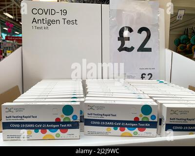 Taplow, Großbritannien. 2.. April 2022. Einzelne Covid-19 Antigen Lateral Flow Tests zum Verkauf zu je £2 in Tesco. Da die Regierung keine kostenlosen Covid-19 Lateral Flow Tests mehr für die Mehrheit der Menschen liefert, verkaufen Einzelhändler jetzt Selbsttest-Kits, darunter Tesco-Supermärkte. Die positiven Covid-19-Zahlen liegen weiterhin auf Rekordniveau, aber wenn man sich an die Zahlen hält, wird es nicht möglich sein, die Zahlen zu erfassen, da alle Massenprüfzentren in England ebenfalls nach der Politik von Boris Johnson, mit Covid zu leben, geschlossen haben. Quelle: Maureen McLean/Alamy Live News Stockfoto