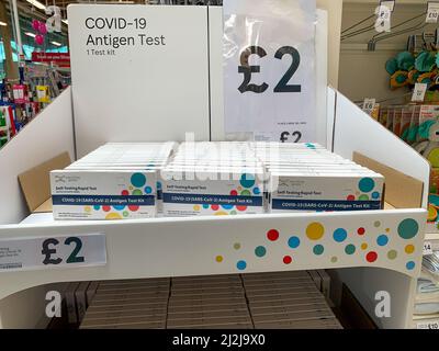 Taplow, Großbritannien. 2.. April 2022. Einzelne Covid-19 Antigen Lateral Flow Tests zum Verkauf zu je £2 in Tesco. Da die Regierung keine kostenlosen Covid-19 Lateral Flow Tests mehr für die Mehrheit der Menschen liefert, verkaufen Einzelhändler jetzt Selbsttest-Kits, darunter Tesco-Supermärkte. Die positiven Covid-19-Zahlen liegen weiterhin auf Rekordniveau, aber wenn man sich an die Zahlen hält, wird es nicht möglich sein, die Zahlen zu erfassen, da alle Massenprüfzentren in England ebenfalls nach der Politik von Boris Johnson, mit Covid zu leben, geschlossen haben. Quelle: Maureen McLean/Alamy Live News Stockfoto