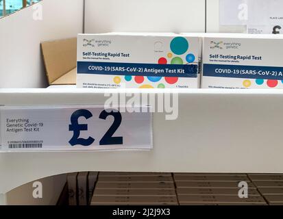 Taplow, Großbritannien. 2.. April 2022. Einzelne Covid-19 Antigen Lateral Flow Tests zum Verkauf zu je £2 in Tesco. Da die Regierung keine kostenlosen Covid-19 Lateral Flow Tests mehr für die Mehrheit der Menschen liefert, verkaufen Einzelhändler jetzt Selbsttest-Kits, darunter Tesco-Supermärkte. Die positiven Covid-19-Zahlen liegen weiterhin auf Rekordniveau, aber wenn man sich an die Zahlen hält, wird es nicht möglich sein, die Zahlen zu erfassen, da alle Massenprüfzentren in England ebenfalls nach der Politik von Boris Johnson, mit Covid zu leben, geschlossen haben. Quelle: Maureen McLean/Alamy Live News Stockfoto