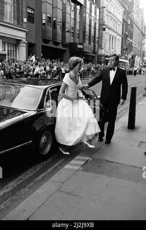 Prinzessin Diana, die Prinzessin von Wales, nimmt an der Aufführung des Balletts La Bayadere im London Coliseum in London Teil. Ken Wharfe, Dianas Leibwächter, hält die Autotür für sie offen. Bild aufgenommen am 18.. Juli 1988 Stockfoto