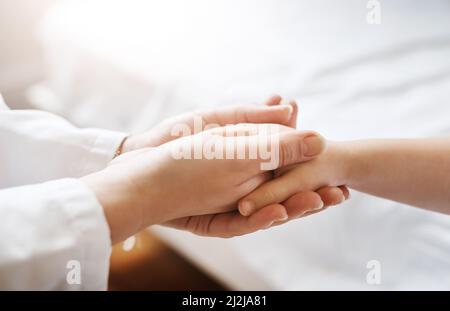 Ich werde dich nicht verlassen Aufnahme eines kleinen Mädchens, das von einem Kinderarzt eine Untersuchung erhalten hat. Stockfoto