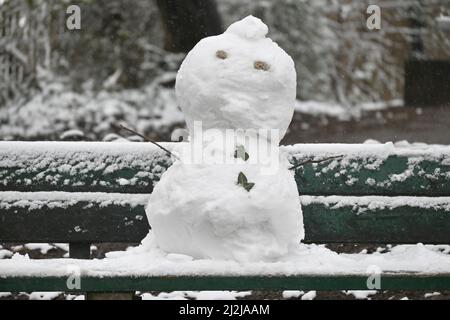 München, Deutschland. 02. April 2022. Ein Schneemann auf einer Parkbank. Quelle: Katrin Requadt/dpa/Alamy Live News Stockfoto