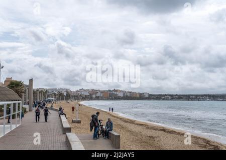 Playa de Palma, Spanien; 13 2022. märz: Allgemeine Luftaufnahme der Promenade des Strandes von Palma de Mallorca, ein bewölktes Tag mit Menschen zu Fuß, Spanien Stockfoto