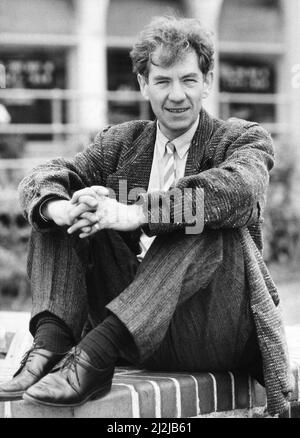 Ian McKellen, der 1988 im Birmingham Repertory Theatre fotografiert wurde, sitzt vor dem Theater vor seiner bevorstehenden Inszenierung Schauspiel Shakespeare. Acting Shakespeare ist eine ein-Mann-Show mit Shakespeare-Monologen, durchsetzt mit theatralischen Anekdoten, die von Ian McKellen entwickelt und aufgeführt wurden. McKellen führte das Recital erstmals 1980 in Skandinavien auf und führte es später weltweit auf. Bild aufgenommen am 10.. April 1988 Stockfoto