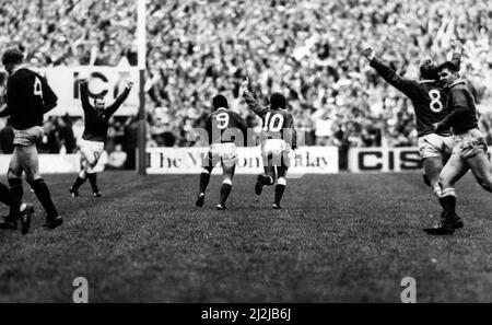 Five Nations Championship 1988. Wales – Schottland, Nationalstadion, Cardiff. Die walisischen Spieler freuen sich, nachdem Davies den Killerschlag abliefert. 20.. Februar 1988. Stockfoto