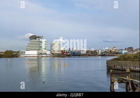 Cardiff Bay Lake mit Blick auf das St Davids Hotel, die Apartments und die Waterfront Stockfoto