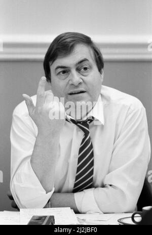 John Prescott MP, Mitglied des Parlamentes für Hull East und Schattenminister für Verkehr, im Büro, London, Donnerstag, 14.. April 1988. Stockfoto