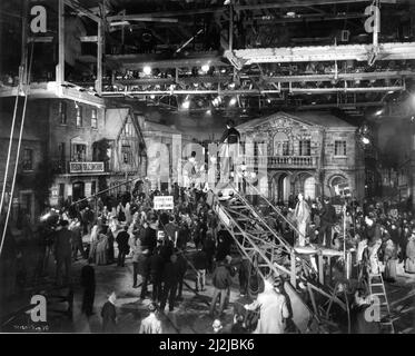 MICHAEL REDGRAVE und ROSAMUND JOHN mit Regisseur ROY BOULTING (stehend auf der Plattform) Am Set offen in den Denham Studios mit Kamera / Film Crew während der Dreharbeiten von FAME IST DER SPUR 1947 Regisseur ROY BOULTING Roman Howard Spring Drehbuch Nigel Balchin Kameramann Gunther Krampf Regieassistent Michael Anderson Art Direction John Howell Produzent John Boulting Two Cities Films / Boulting Brothers / General Film Distributors (GFD) Stockfoto