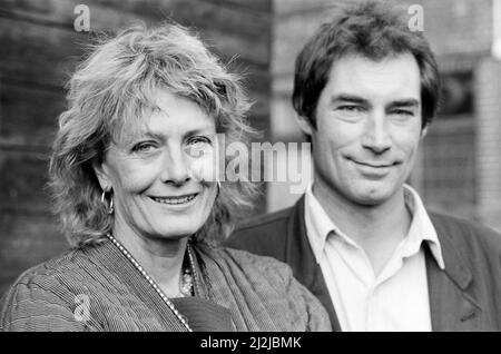 Schauspielerin Vanessa Redgrave und Timothy Dalton in London, um die Young Vic-Produktion von Eugene O'Neill's 'A Touch of the Post' zu Proben. Das Stück spielt 1828 und beginnt am 23. Februar in Brighton und am 8. März im Londoner West End. 4.. Januar 1988. Stockfoto