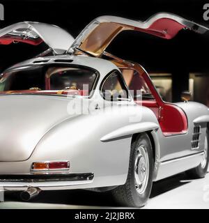 Mercedes-Benz 300 SL Flügeltürer Oldtimer-Rückseite auf Automobilausstellung in Baku, Aserbaidschan - april 12,2017 Stockfoto