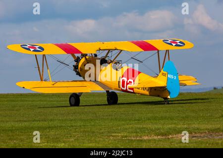 Compton Abbas, Dorset, Großbritannien. 2.. April 2022. Wetter in Großbritannien: Leichte Flugzeuge, darunter auch Vintage-Flugzeuge, steigen an einem sonnigen, aber kühlen Tag auf dem Compton Abbas Airfield in Dorset in den Himmel. Stearman biplane. Quelle: Carolyn Jenkins/Alamy Live News Stockfoto