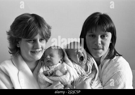 Bundles von Leap Year Joy Leap Year Ankünften... die stolzen Mütter Donna Bamford (links) und Mandy Walker zeigen am Leap Year's Day ihre neuen Babys, die in den frühen Morgenstunden geboren wurden. Sie waren unter sechs Leap Year Babies im Huddersfield Royal Infirmary. Frau Bamford, 22, aus Newsome, gebar ihren Sohn Michael Graham, der mit 1,36am 7lb wiegt. Die anderen Leap Year-Mütter an diesem Morgen waren: Gillian McGowan, von Paddock; Susan Cronie, von Cowlersley; Donna Fryer, Von Shepley und Marie Ryan von Dalton. 29.. Februar 1988. Stockfoto