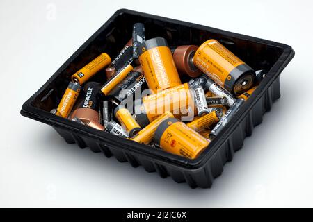 Tablett mit gebrauchten Batterien bereit für das Recycling Stockfoto