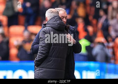 Neil Critchley, Cheftrainer von Blackpool, gratuliert Steve Cooper, Manager von Nottingham Forest, zu seinem Sieg im Jahr 1-4 Stockfoto